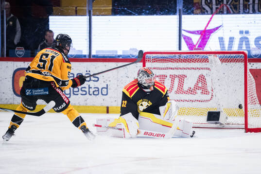 Luleås Markus Nurmi gör 2-5 bakom Brynäs målvakt Ludvig