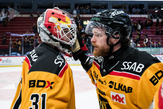 Luleås målvakt Matteus Ward och Brendan Shinnimin jublar