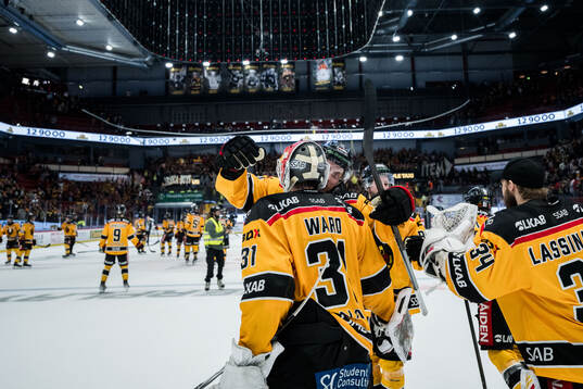 Luleås målvakt Matteus Ward och Mathias Bromé jublar