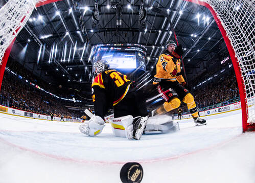 Luleås Markus Nurmi gör 2-5 målet bakom Brynäs målvakt