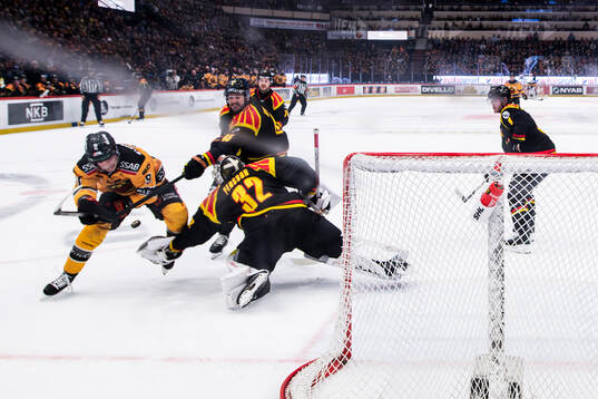 Luleås Ludvig Jansson och Brynäs målvakt Ludvig Persson