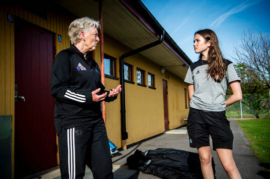 Las Presidentas tränare Susanne Erlandsson i samtal med