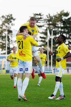 Falkenbergs Albin Andersson jublar med Lucas Sibelius och