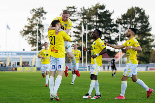 Falkenbergs Albin Andersson jublar med Lucas Sibelius,