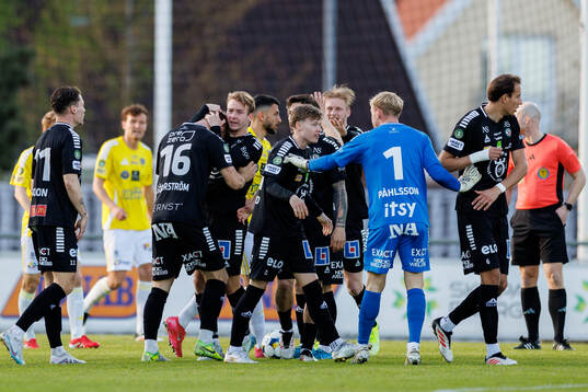 Örebros Hampus Söderström jublar med lagkamrater
