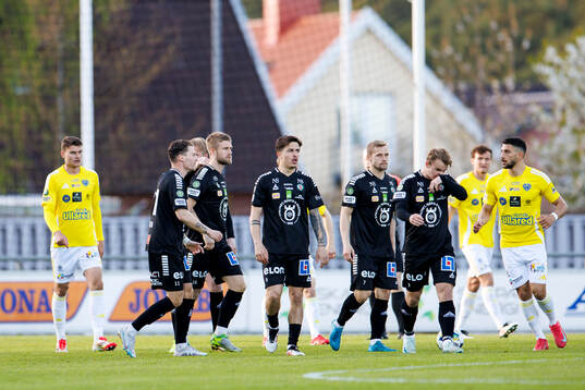 Örebros Hampus Söderström jublar med laget