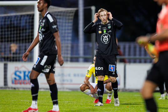 Örebros Lowe Astvald deppar efterunder fotbollsmatchen i