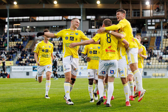 Falkenbergs Nils Bertilsson jublar med laget