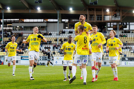 Falkenbergs Nils Bertilsson jublar med laget