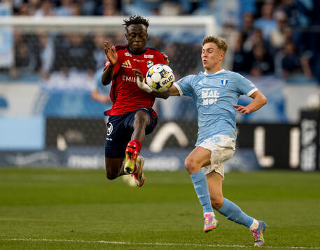 Östers Youssoupha Sanyang och Malmö FFs Hugo Bolin