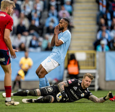 Malmö FFs Isaac Kiese Thelin och Östers målvakt Robin