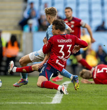 Malmö FFs Hugo Bolin i en kamp mot Östers Tatu Varmanen