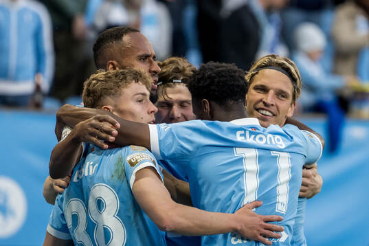 Malmö FFs Isaac Kiese Thelin jublar med Hugo Bolin, Jens
