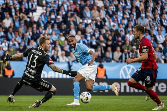 Malmö FFs Isaac Kiese Thelin i en kamp mot Östers