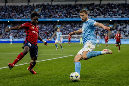 Östers Raymond Adjei och Malmö FFs Gabriel Busanello