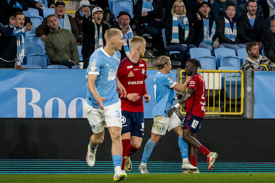 Malmö FFs Jens Stryger Larsen och Östers Youssoupha