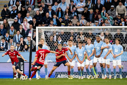 Östers Lukas Bergquist slår en frispark mot Malmö FFs