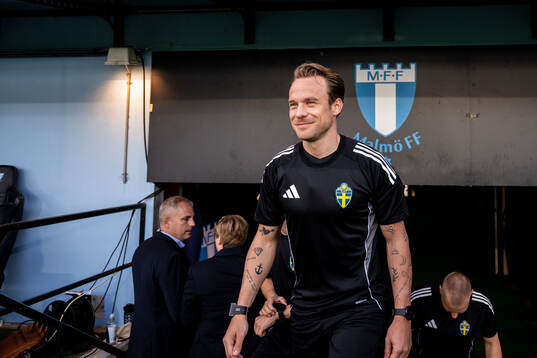 Fotbollsdomaren Kristoffer Karlsson går ut genom