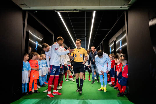 Fotbollsdomaren Kristoffer Karlsson hälsar på Östers