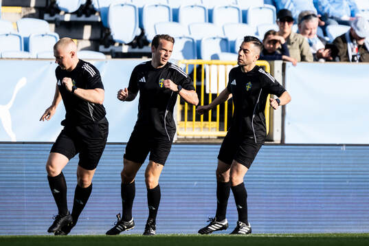 Fotbollsdomaren Kristoffer Karlsson ihop med sina