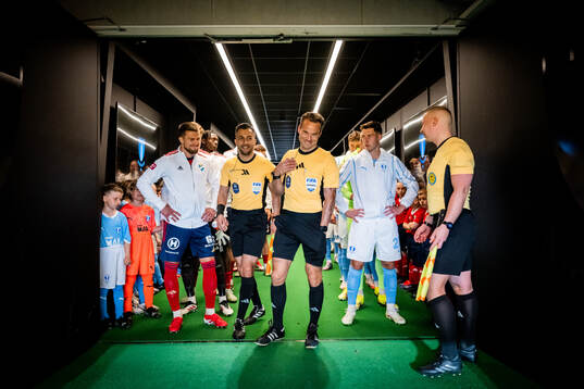Fotbollsdomaren Kristoffer Karlsson i spelargången