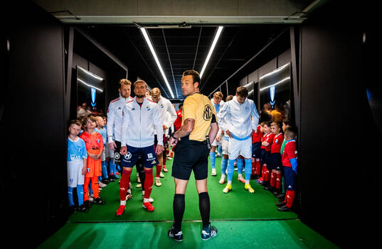Fotbollsdomaren Kristoffer Karlsson i spelargången