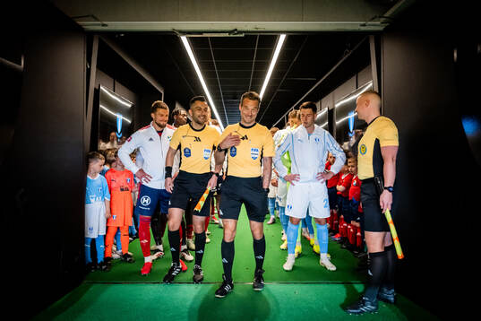Fotbollsdomaren Kristoffer Karlsson i spelargången