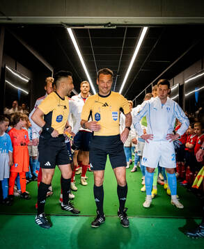 Fotbollsdomaren Kristoffer Karlsson i spelargången