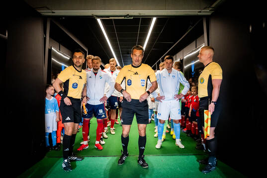 Fotbollsdomaren Kristoffer Karlsson i spelargången