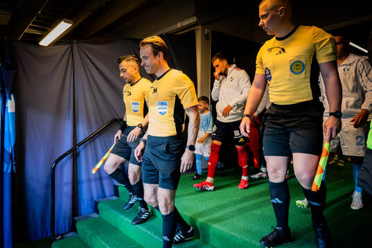 Fotbollsdomaren Kristoffer Karlsson gör entré ihop med,
