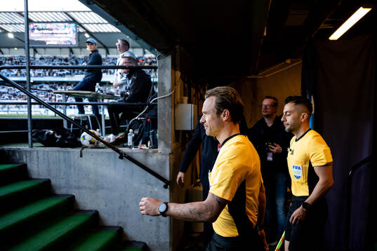 Fotbollsdomaren Kristoffer Karlsson gör entré ihop med
