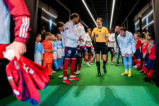 Fotbollsdomaren Kristoffer Karlsson hälsar på Östers