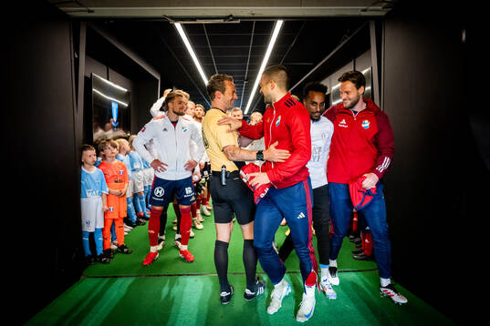 Fotbollsdomaren Kristoffer Karlsson hälsar på Östers