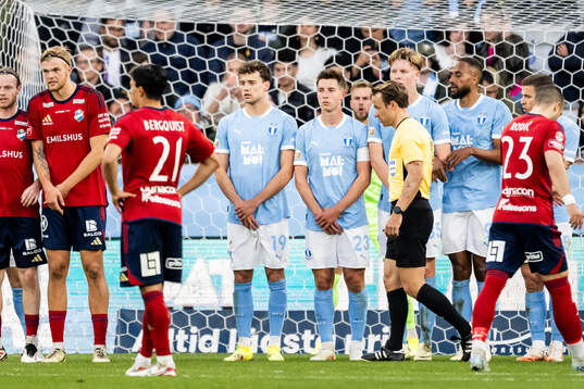 Fotbollsdomaren Kristoffer Karlsson kontrollerar Malmö FFs