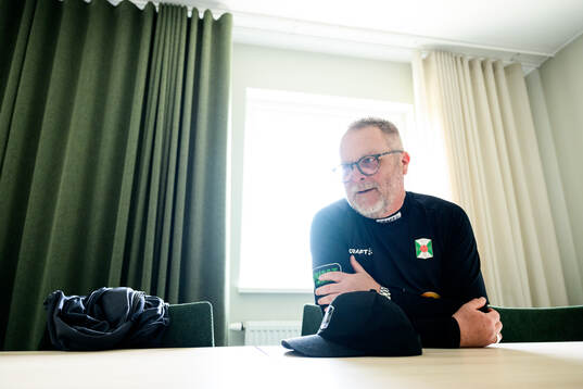 Tränare Roar Hansen blir intervjuad