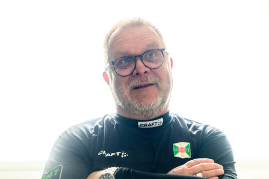 Tränare Roar Hansen blir intervjuad