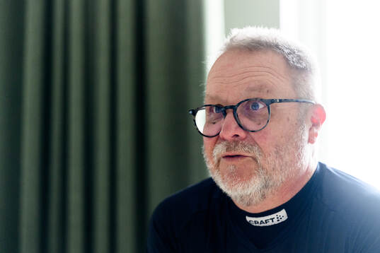 Tränare Roar Hansen blir intervjuad