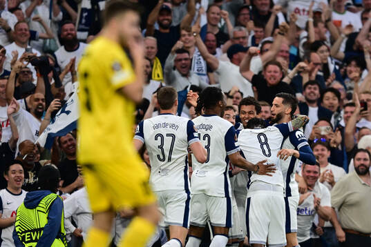 Brennan Johnson of Tottenham celebrates the 1-0 goal