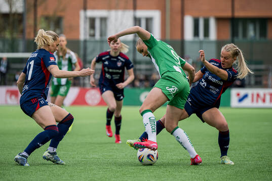 Rosengårds Emma Jansson och Emilie Woldvik i en kamp mot