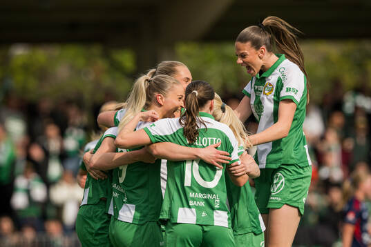 Hammarbys spelare jublar med Julie Blakstad