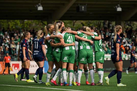 Hammarbys spelare jublar med Julie Blakstad
