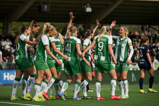 Hammarbys spelare jublar med Julie Blakstad