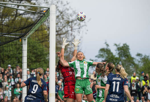 Rosengårds målvakt Eartha Cumings och Hammarbys Anna