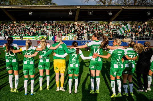 Hammarbys spelare jublar