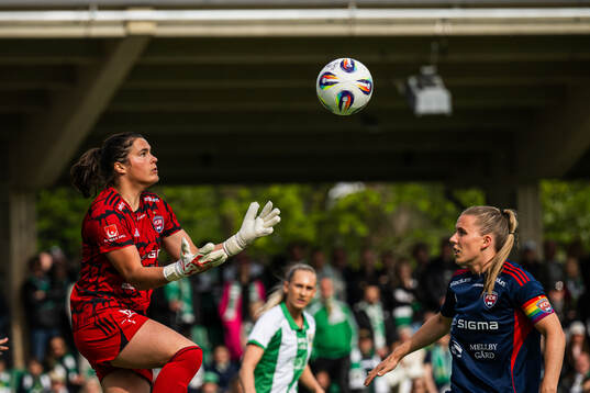 Rosengårds målvakt Eartha Cumings och Gudrun Arnardottir