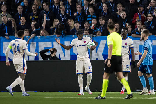 Noni Madueke of Chelsea celebrates the 0-2 goal