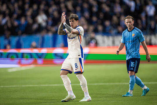 Enzo Fernández of Chelsea and Tobias Gulliksen of