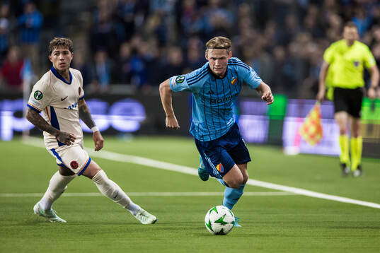 Tobias Gulliksen of Djurgården and Enzo Fernández of