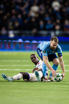Nicolas Jackson of Chelsea and Jacob Une  of Djurgården