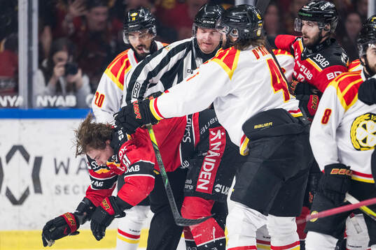 Luleås Markus Nurmi och Brynäs Charles-Édouard D'astous